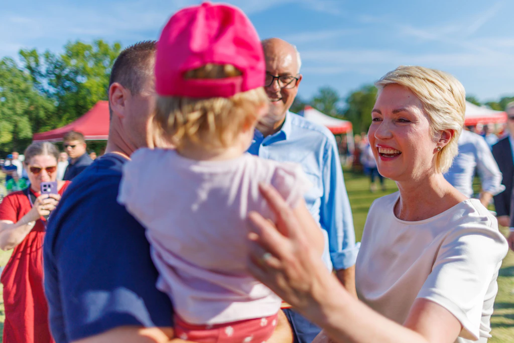 Manuela Schwesig (SPD) mit dem Bremer Bürgermeister Andreas Bovenschulte (SPD) bei der Auftaktkundgebung der SPD zur Landtagswahl in MV.