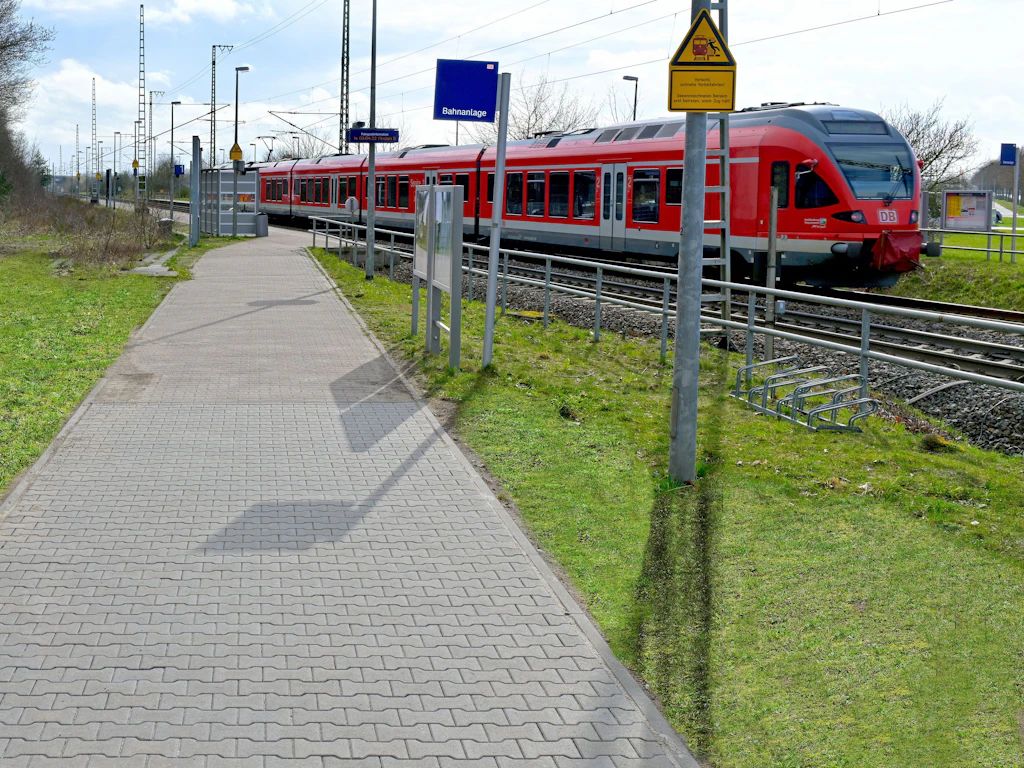 Bahnhof Schwerin Süd mit einem Zug der Deutschen Bahn. Normalerweise hält hier auch der Regionalexpress RE8 der Ostdeutschen Eisenbahn aus Berlin – derzeit aber nicht.