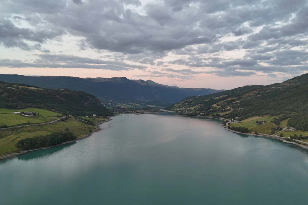 Wer das Dorf Geiranger im Westen Norwegens und den Geirangerfjord sehen will, muss eine Reise ab Hamburg buchen.