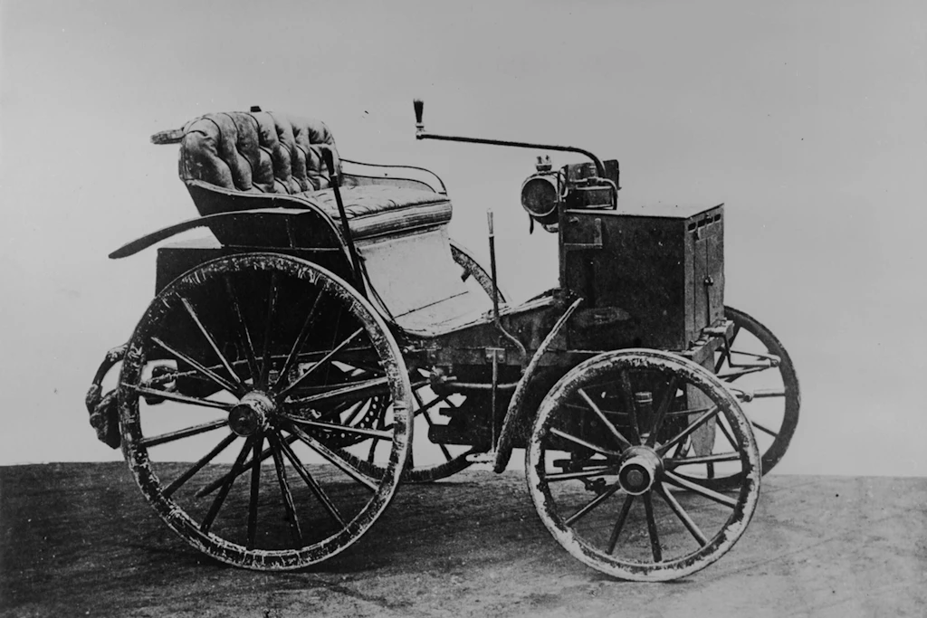 Bevor das Lenkrad erfunden war: Ein Panhard & Levassor, vermutlich aus dem Jahr 1890.