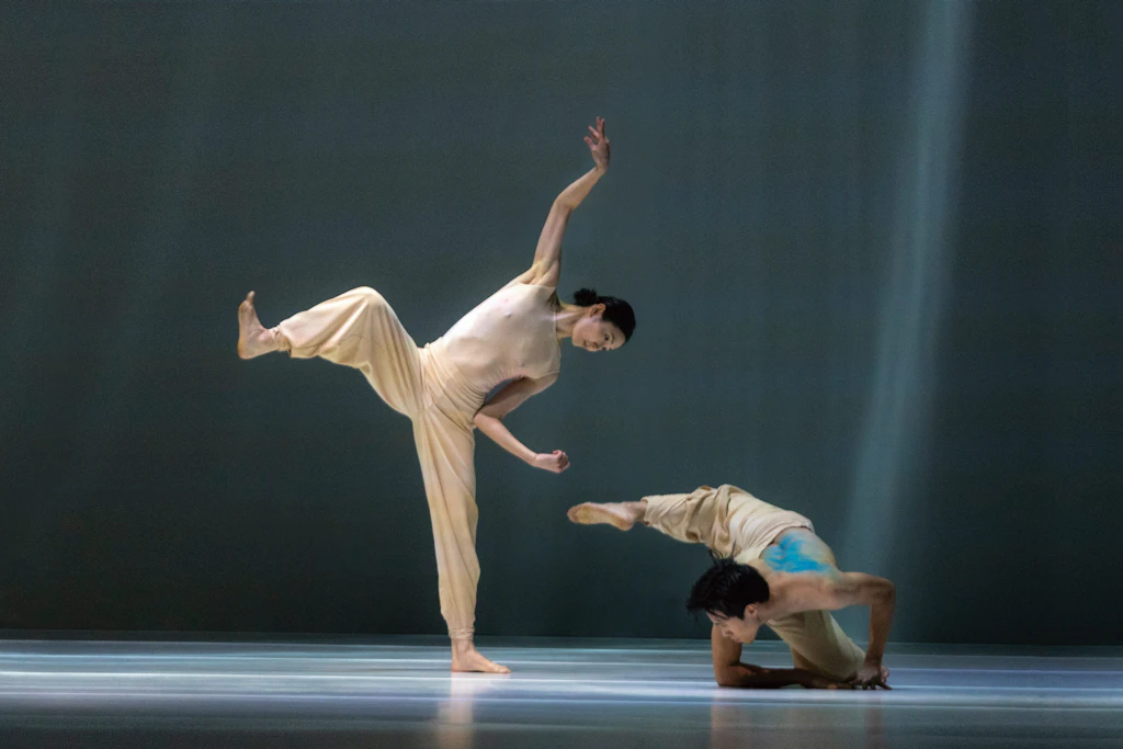 Szene aus „Sounding Light“ des Cloud Gate Dance Theatre of Taiwan