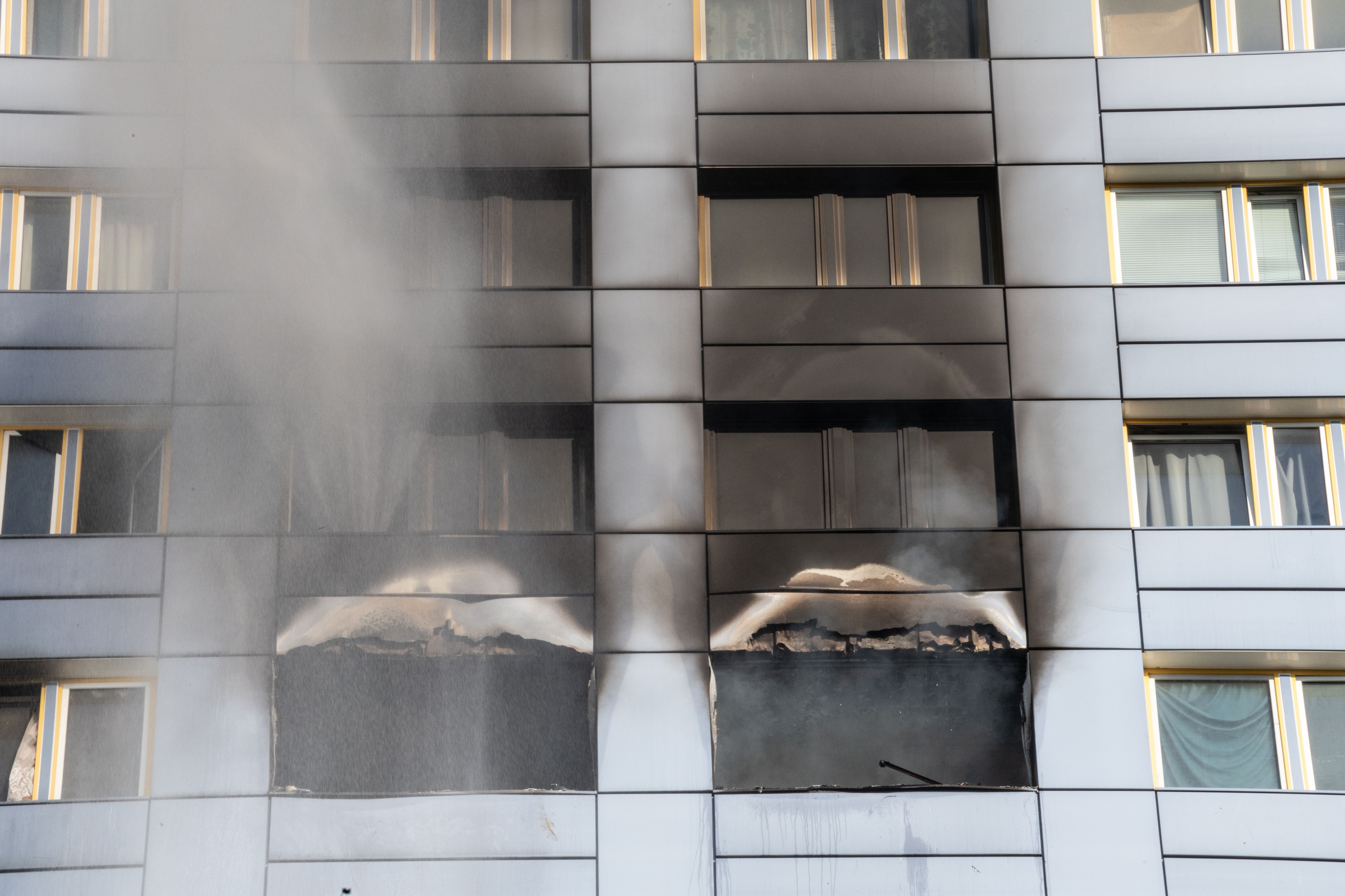 Nach Hochhausbrand in Berlin-Friedrichshain: Ermittlungen wegen Brandstiftung
