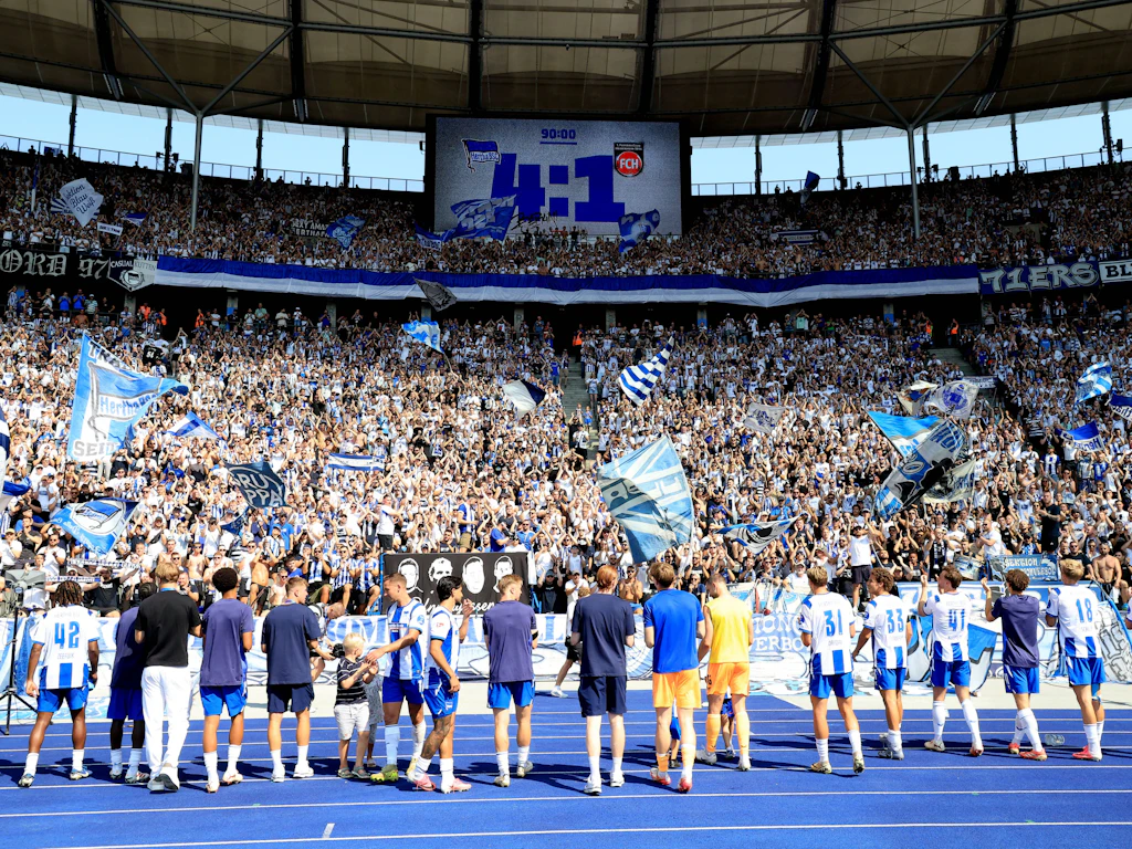 Die Hertha-Fans in der Ostkurve feiern mit den blau-weißen Profis das 4:1 gegen FC Heidenheim.