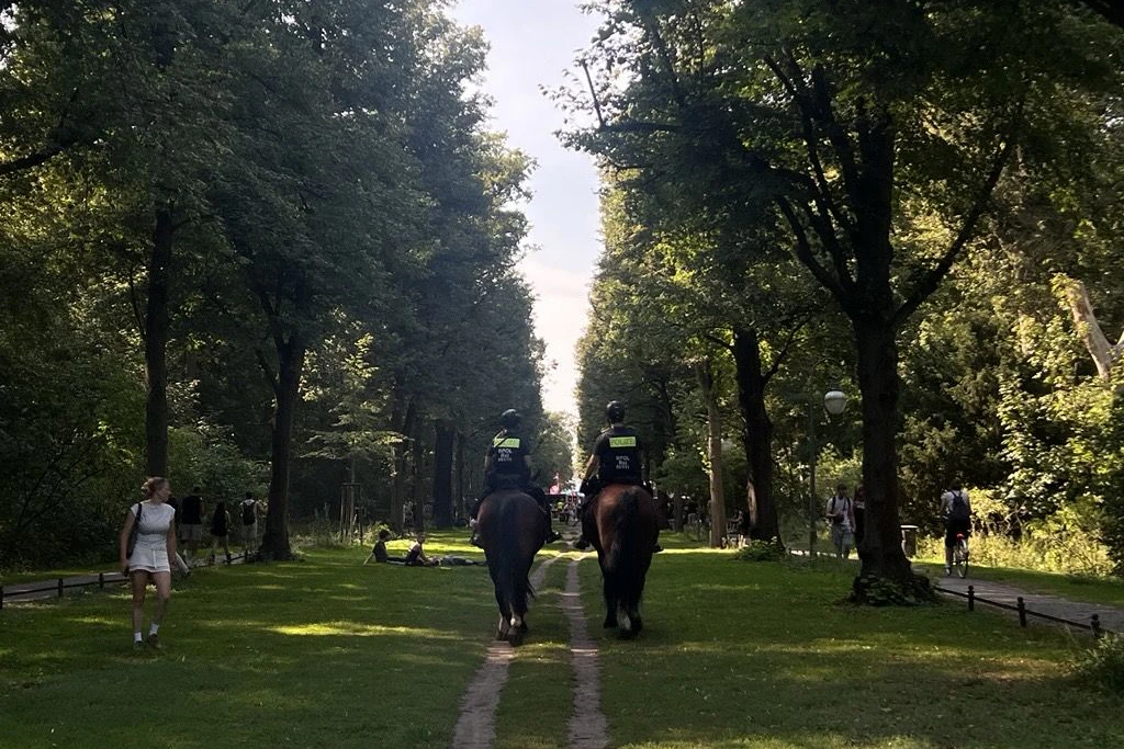 Auch zu Pferde ist die Polizei im Tiergarten unterwegs.