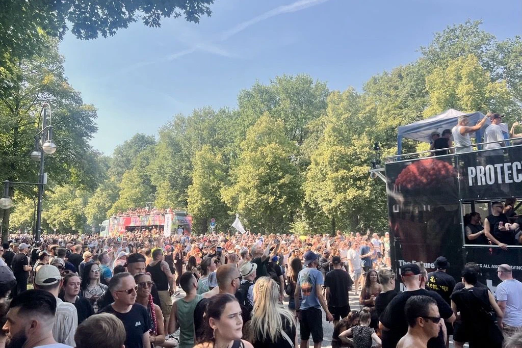 35 Grad, 300 Sanitäter, 1500 Polizisten – Rave The Planet zieht durch den Tiergarten