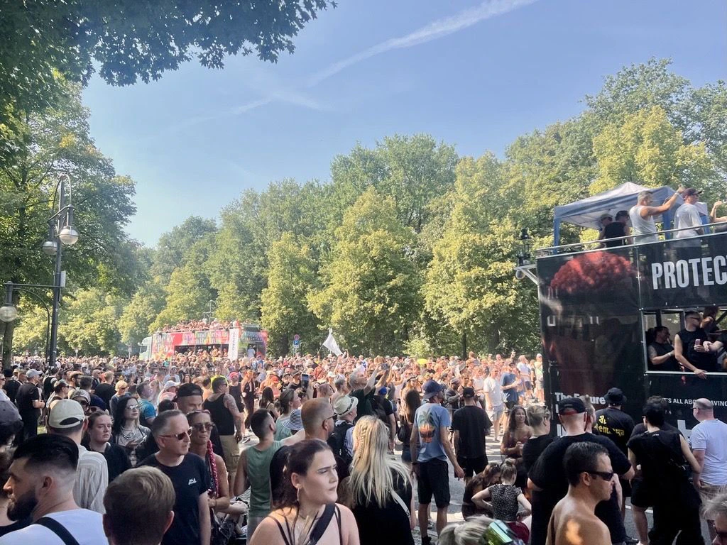 35 Grad, 300 Sanitäter, 1500 Polizisten – Rave The Planet zieht durch den Tiergarten
