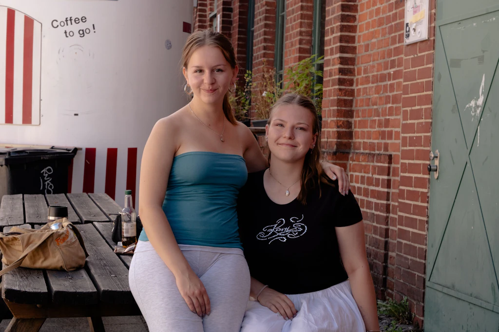 Maya K. (17) und Lena D. (18) sitzen auf dem Gelände der Kulturbrauerei. Nicht zu wählen ist für sie keine Option.