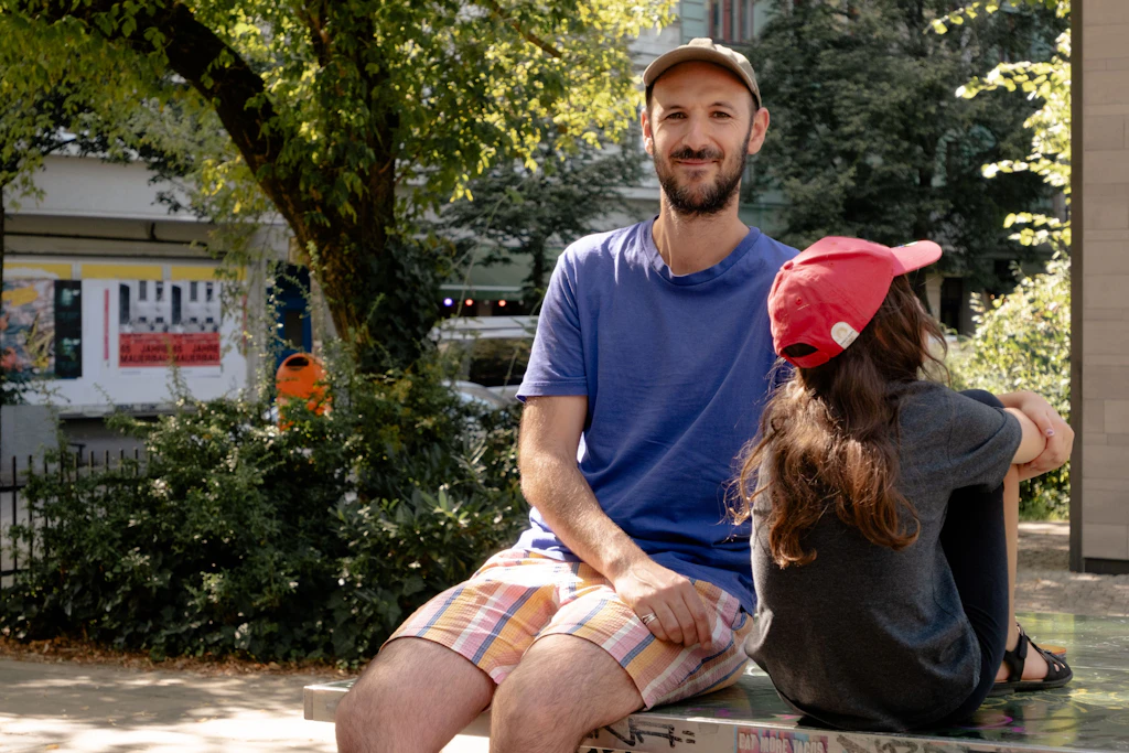 Ignacio P. (38) mit seiner Tochter auf dem Helmholtzplatz im Prenzlauer Berg.