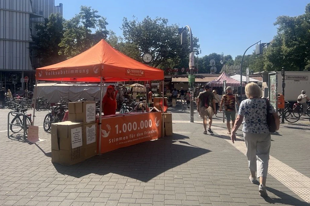 Stand der Aktion „Eine Million Stimmen für den Frieden“ am Samstagvormittag in Berlin-Schöneberg.