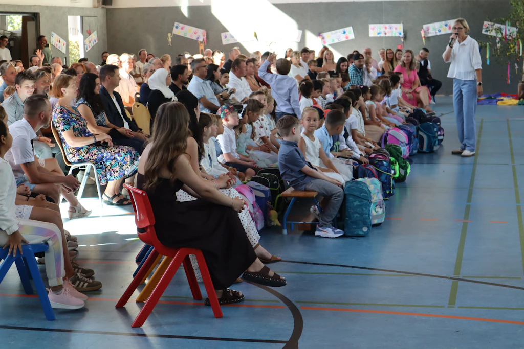 Schulleiterin Undine Schneider hatte vor der Übergabe der Zuckertüten an die Kinder in der Turnhalle zur festlichen Schulanfangsfeier eingeladen, mit einem Programm der künftigen Klasse 3. 