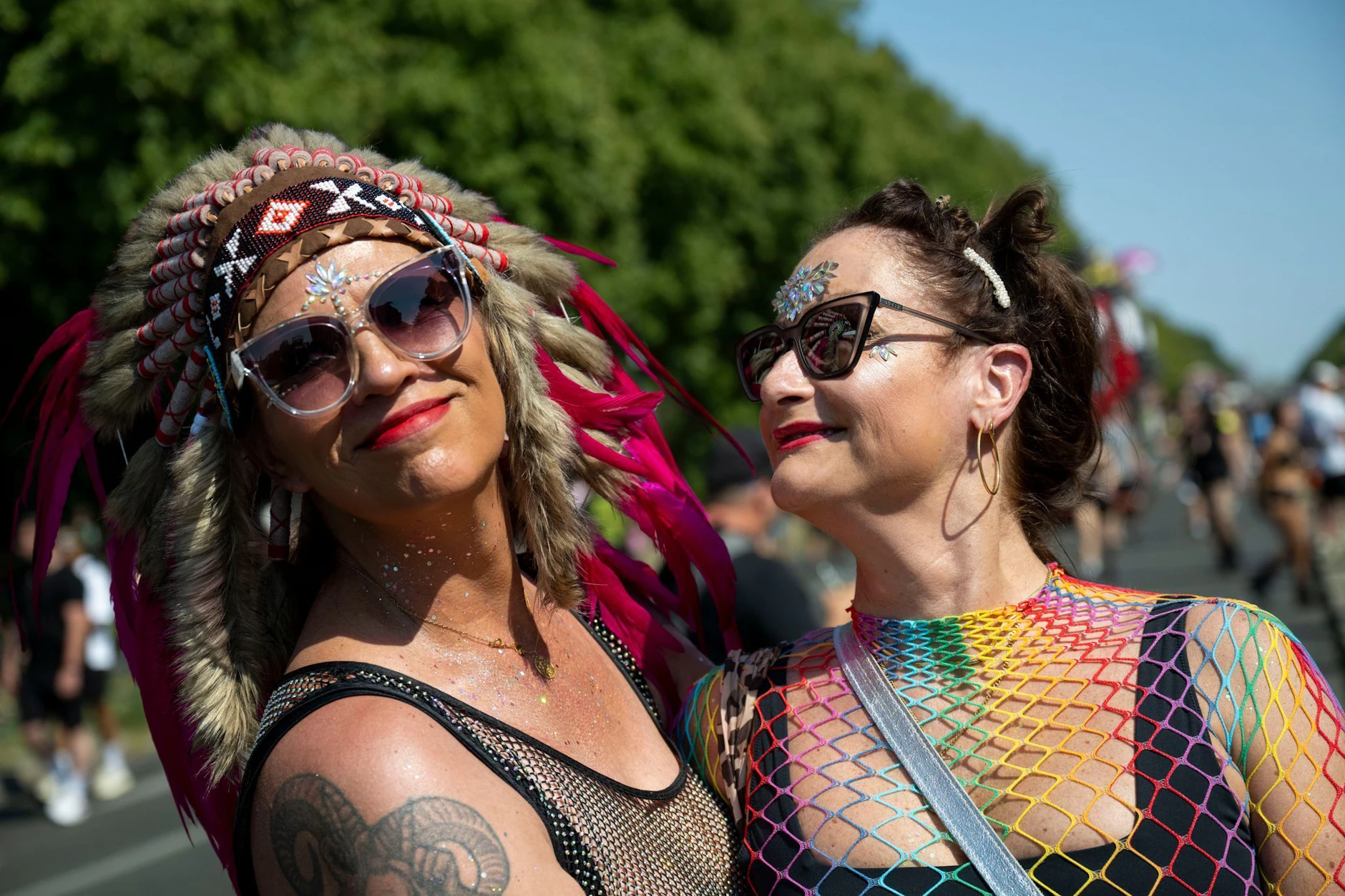 Beim Outfit für die Techno-Parade kennt die Fantasie keine Grenzen.
