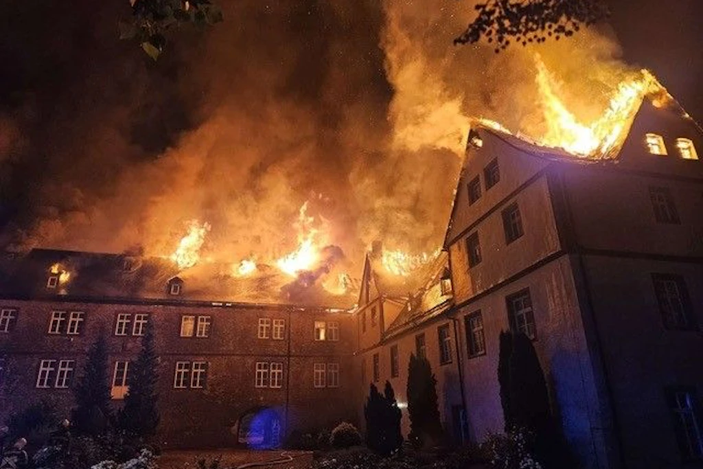 In der Nacht zum 30. Juli brach im Schloss Wallhausen ein Feuer aus. Unsere Autorin hatte in dieser Nacht ihr Fahrrad im Hof geparkt.