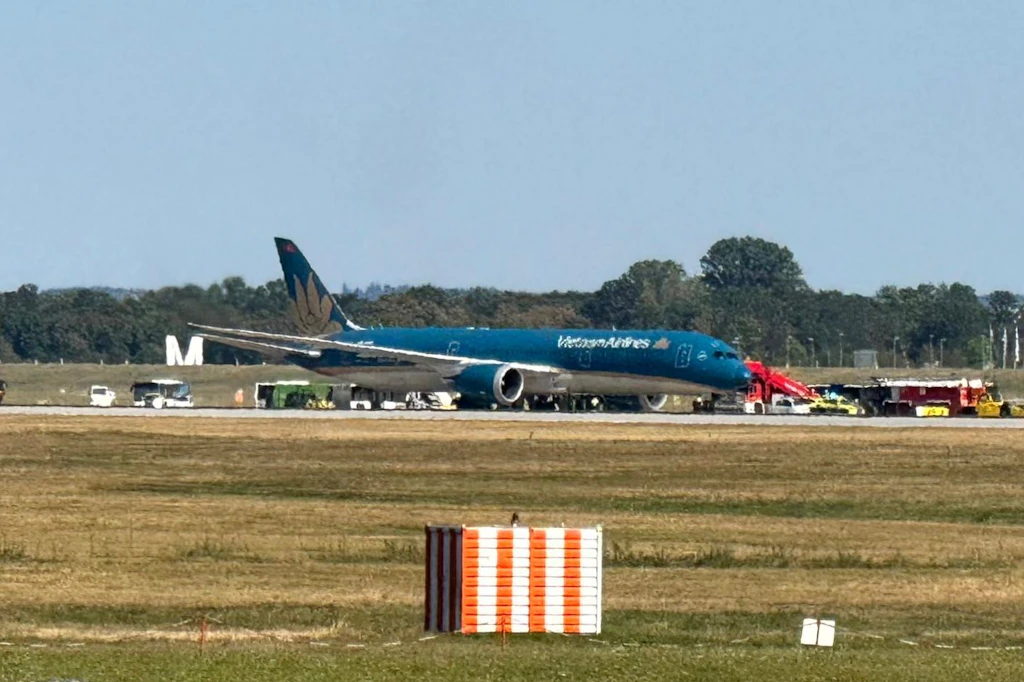 Die defekte Maschine der Vietnam Airlines auf dem Rollfeld des Münchner Flughafens: Sie musste abgeschleppt werden.