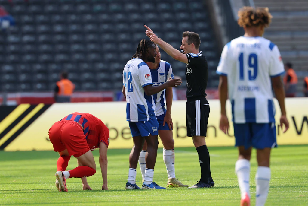 Deyovaisio Zeefuik von Hertha BSC wird von Schiedsrichter Lukas Benen nach einem Ellenbogenschlag mit Rot vom Platz geschickt.