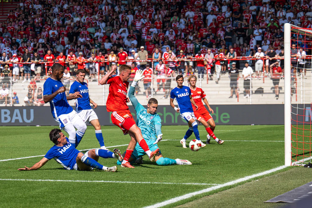 Zeno Van Den Bosch (Mitte, beim Schuss) traf für den 1. FC Union Berlin zum 1:0.