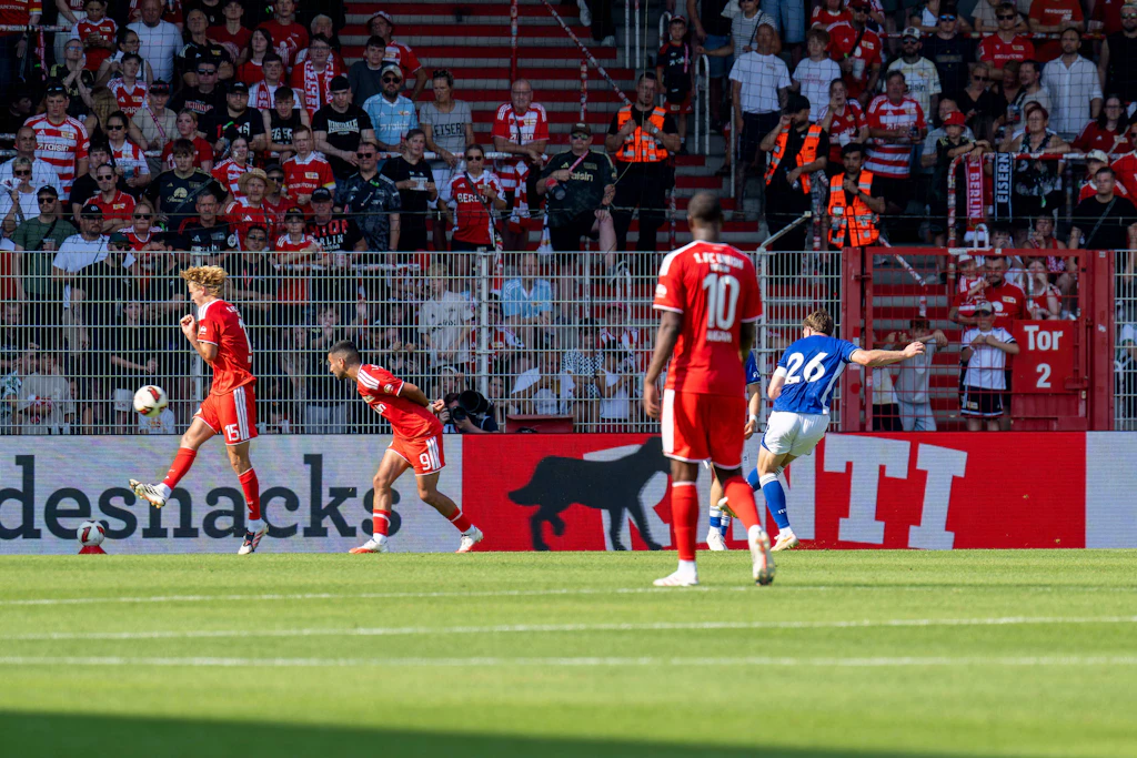 Dara O’Shea von Ipswich Town erzielt das Tor zum 1:3.