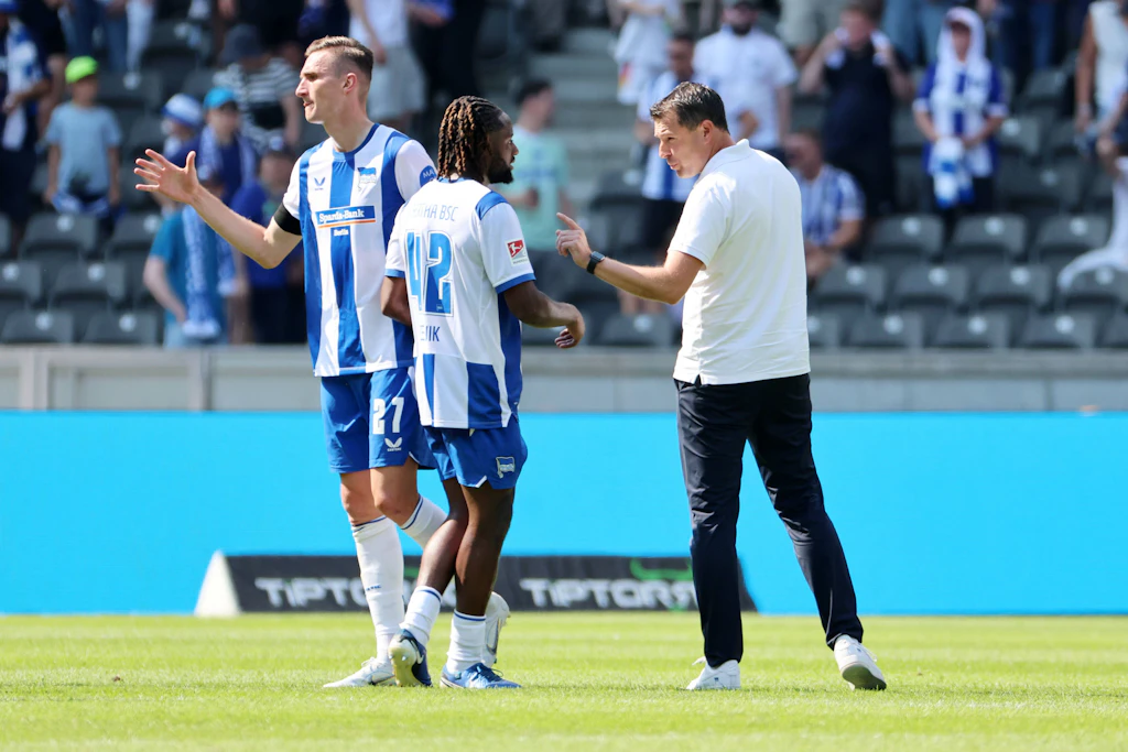 Hertha-Sportdirektor Benjamin Weber redet mit Deyovaisio Zeefuik nach Spielende wegen der Roten Karte.