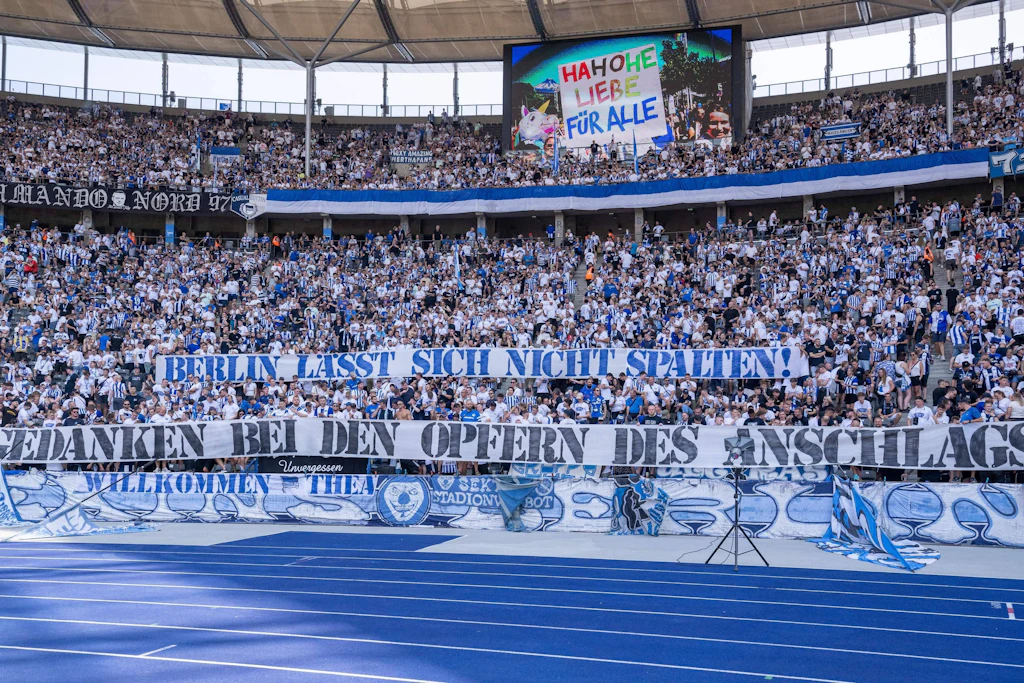 In der Ostkurve des Berliner Olympiastadions war bereits vor dem Anpfiff der Partie zwischen Hertha BSC und dem 1. FC Heidenheim eine klare Botschaft zu lesen.