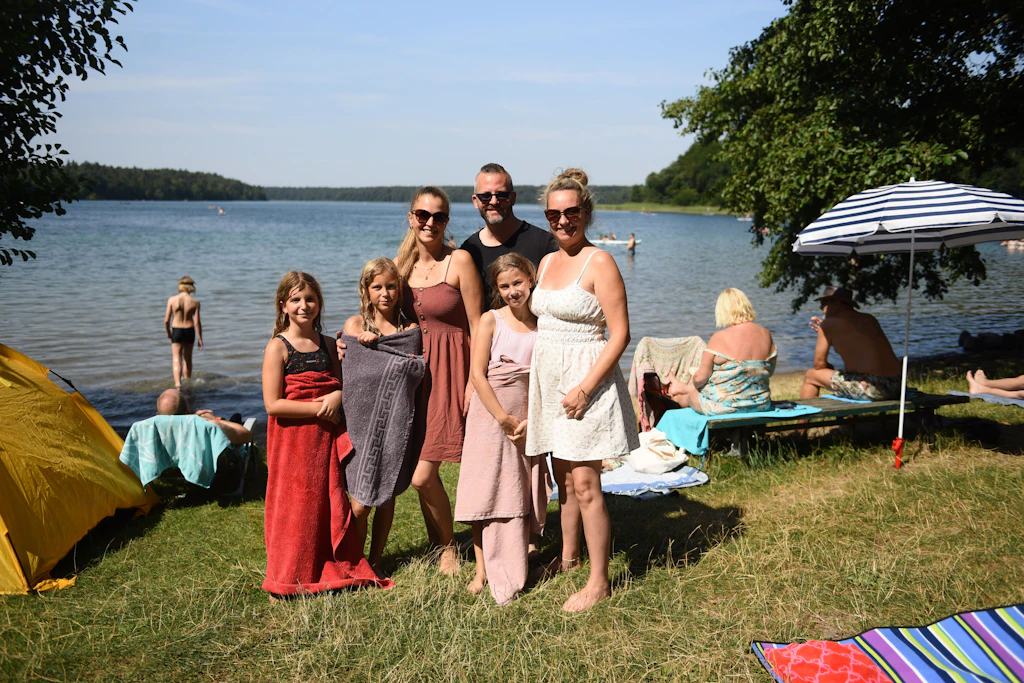 Robin, Steffi und Nicole mit den Kindern Mia (links), Lara (Mitte) und Emma (rechts) haben den Stechlinsee für sich entdeckt.
