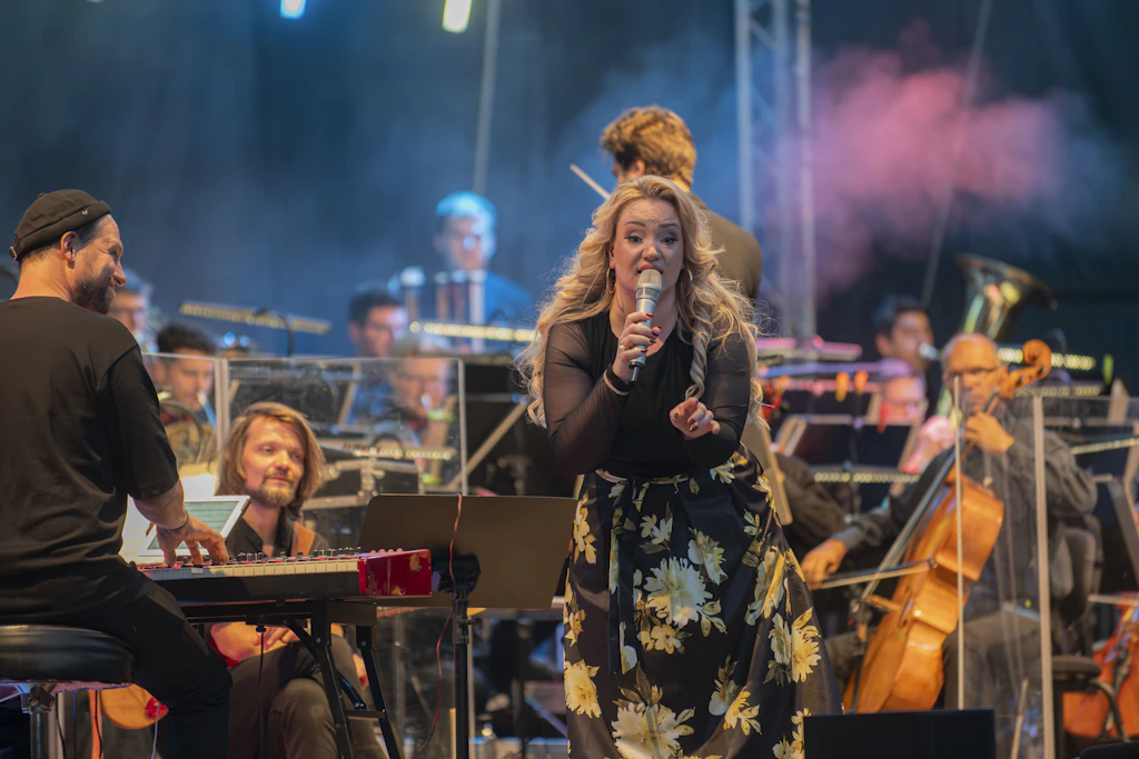 Im Reichenbacher „Park der Generationen“ gab es zum Saisonstart der Vogtland-Philharmonie Greiz/Reichenbach eine grandiose „Adele in Symphony“-Uraufführung mit Jasmin Graf und Band sowie großer symphonischer Unterstützung.