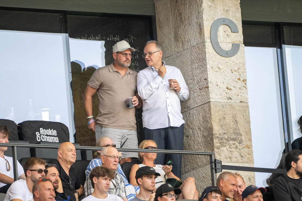 Zuschauer beim Zweitligaspiel Hertha BSC gegen 1. FC Heidenheim: Steffen Baumgart (l.) und Nico Schäfer, ehemaliger Manager des 1. FC Union Berlin, auf der Tribüne des Olympiastadions