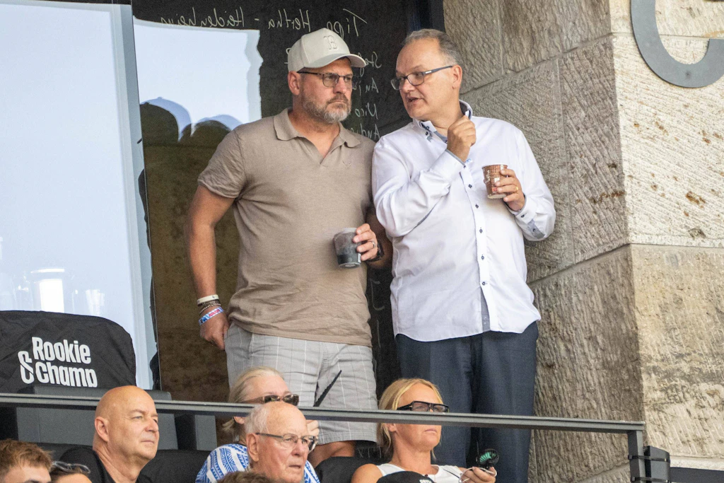 Zuschauer beim Zweitligaspiel Hertha BSC gegen 1. FC Heidenheim: Steffen Baumgart (l.) und Nico Schäfer, ehemaliger Manager des 1. FC Union Berlin, auf der Tribüne des Olympiastadions