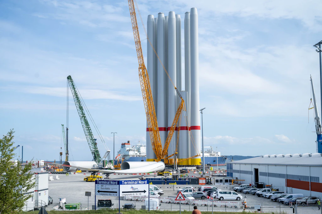 Teile für Offshore-Windkraftanlagen liegen vor der Montage im Hafen Mukran in der Gemeinde Sassnitz auf der Insel Rügen.