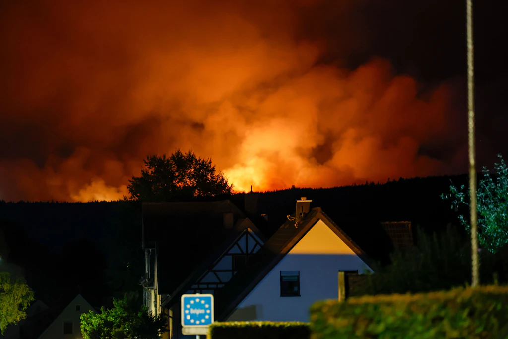 Blick von dem Ortsteil Monschau-Kalterherberg auf die belgische Seite, wo das Hohe Venn in Flammen steht.