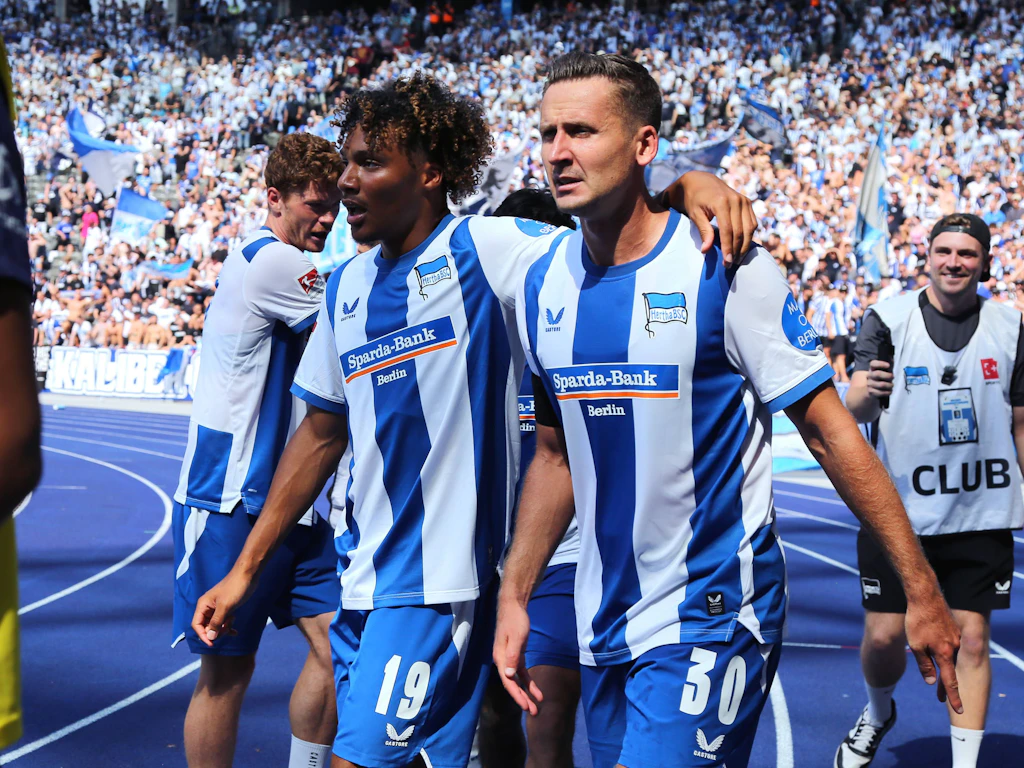 Oluwaseun Adewumi genoss mit Routinier Paul Seguin nach dem Abpfiff den Gang zu den Hertha-Fans in der Ostkurve des Olympiastadions.