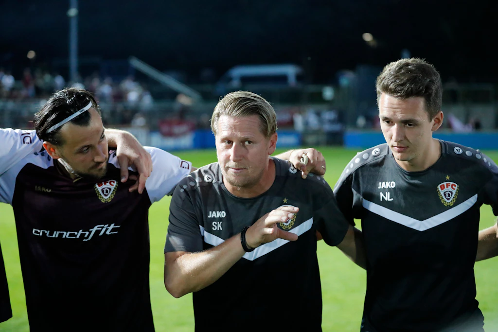 So ist es richtig: Rufat Dadashov (l.) und Athletikcoach Nicolas Langer (r.) hören Sven Körner, Cheftrainer des BFC Dynamo, ganz genau zu.