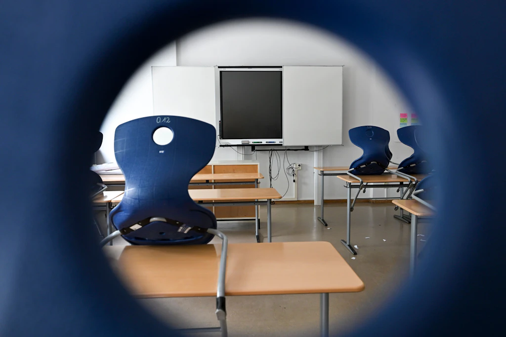 Klassenräume gelten als geschützter Bereich. Schmierereien verbotener Symbole dürfen dort nicht strafrechtlich geahndet werden.