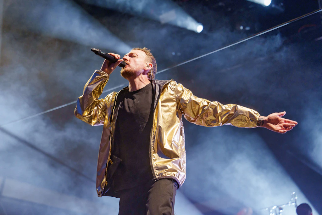 Die Antilopen Gang, die sich Provokation und politische Themen auf die Fahnen geschrieben hat, gab am 15. August ihr vorerst letztes Konzert in der Zitadelle Spandau.