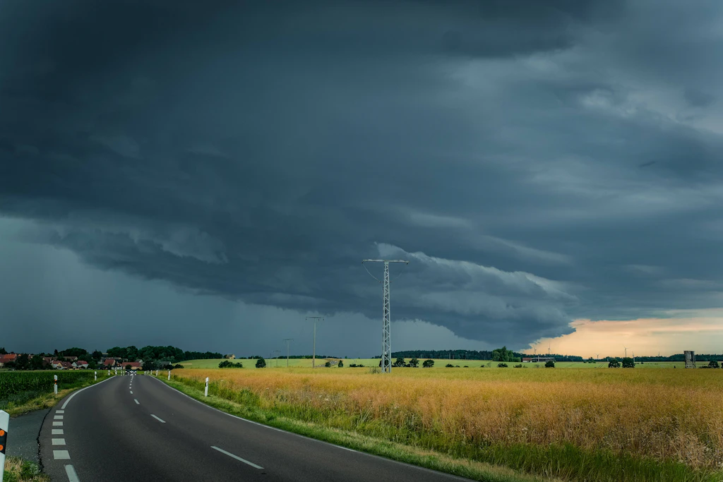 Eine Böenwalze zieht über Felder: Der DWD warnt für Sonntagnachmittag vor Gewittern mit Starkregen, Hagel und Sturmböen bis 100 km/h. (Symbolbild)