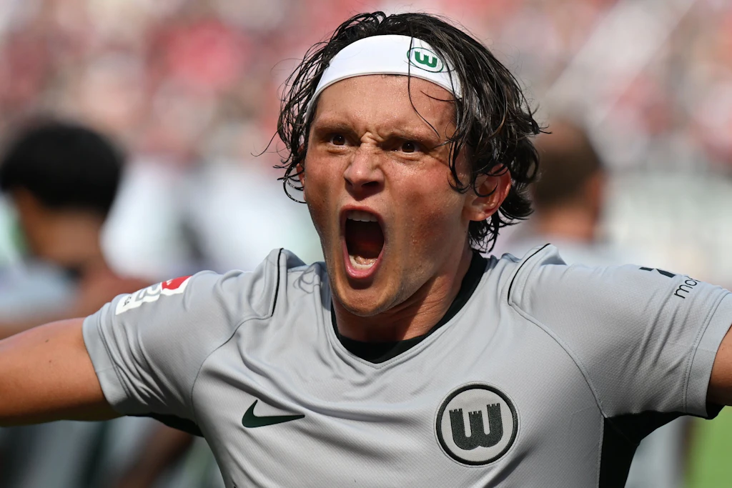 Fabian Reese bejubelt sein erstes Tor für den VfL Wolfsburg.