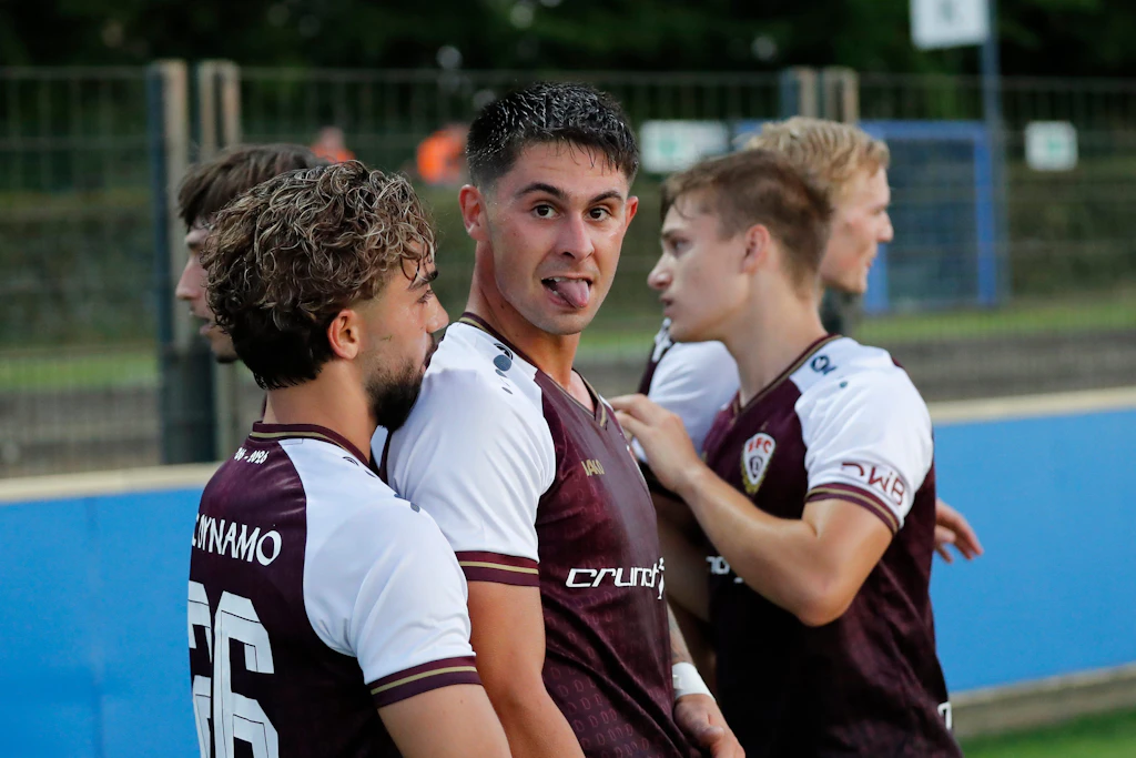 Valdemar Sadrifar (M.) vom BFC Dynamo freut sich diebisch über sein Tor zum 1:0 bei Hertha BSC II. Zum Sieg reicht das dann aber nicht.