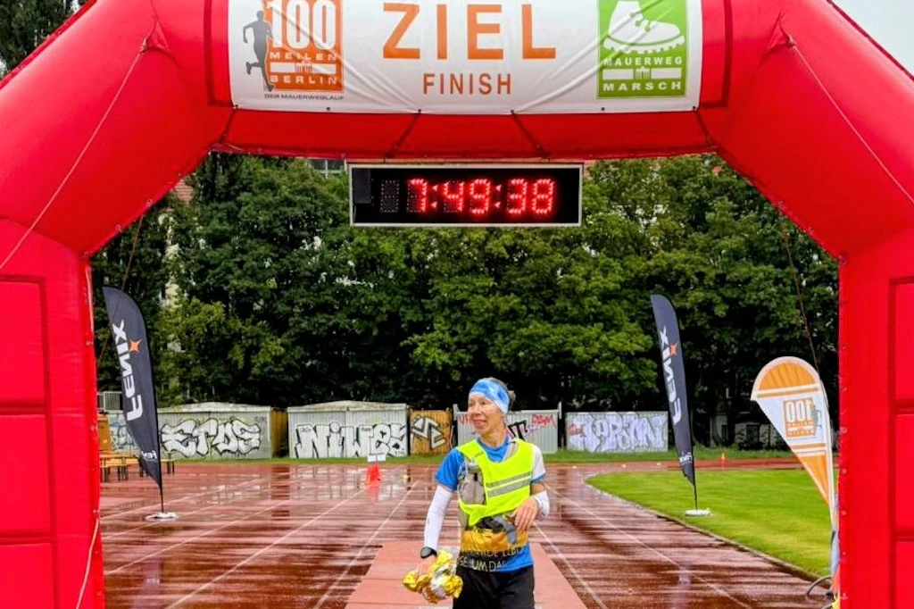 Antje Matthiesen im Ziel im Jahnsportpark