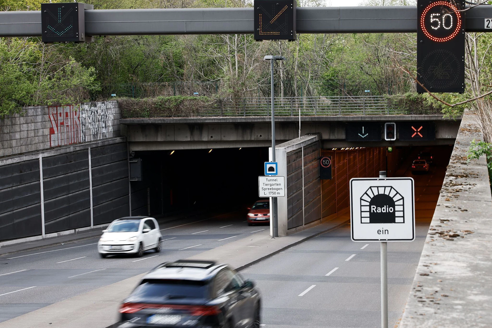 Der Tiergartentunnel ist nach einem Unfall am Reichpietschufer dicht.