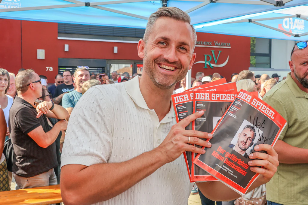 Ulrich Siegmund, AfD-Spitzenkandidat in Sachsen-Anhalt, mit der neusten Spiegel-Ausgabe beim AfD-Familienfest zur Landtagswahl 2026