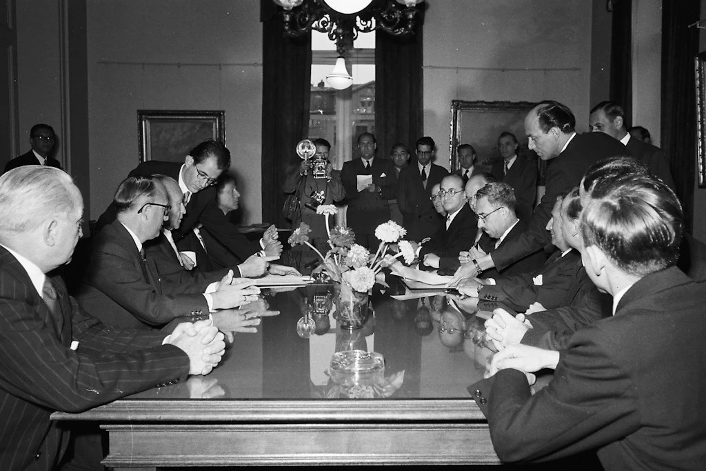 Am Morgen des 10. September 1952 unterzeichnen Bundeskanzler Konrad Adenauer und der israelische Außenminister Moshe Sharett im Luxemburger Stadthaus das deutsch-israelische Wiedergutmachungsabkommen.