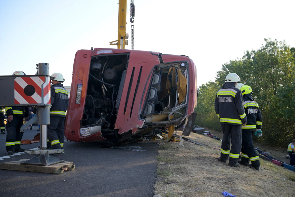 Rettungskräfte am Unfallort in Ungarn. Bei dem Unglück mit einem Reisebus kamen zwölf Menschen ums Leben.
