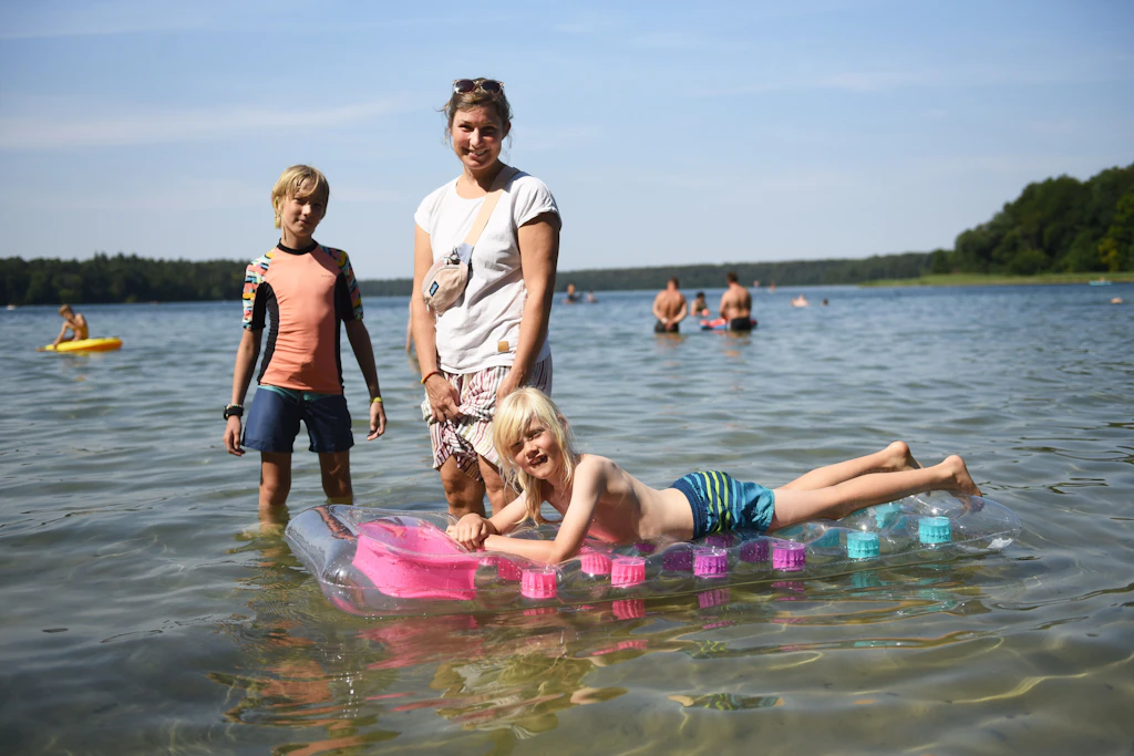 Frederick (vorne) und Leo genießen die Zeit mit Mama Anja am Stechlinsee.