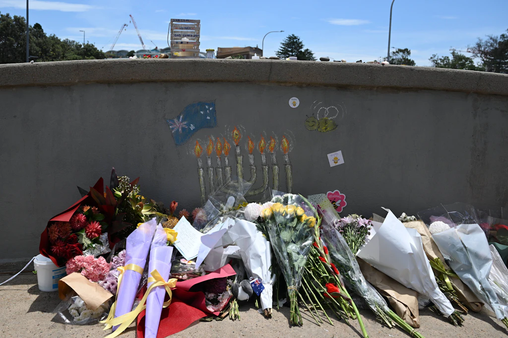 Blumen, Kerzen und Zeichnungen wurden am Bondi Beach in Sydney zum Gedenken an die Opfer des Anschlags niedergelegt.