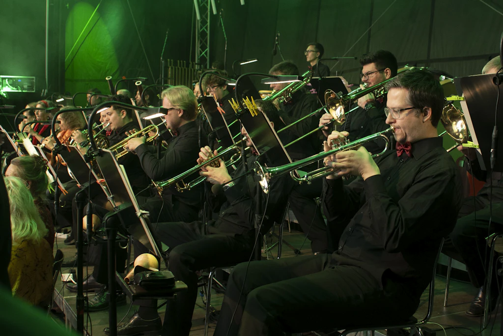 Große Show: Die Musiker der Vogtland-Philharmonie zeigten einmal mehr in einem neuen Crossover-Format, dass sie vielseitig und hochprofessionell agieren.