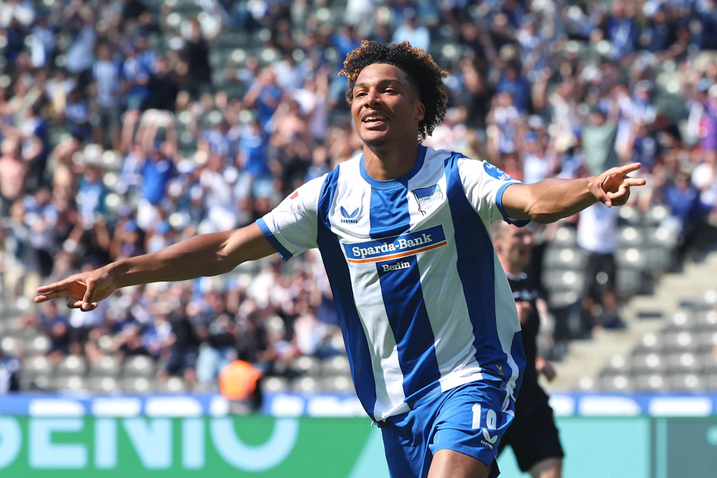 Oluwaseun Adewumi jubelt nach seinem Tor zum 4:1 für Hertha BSC gegen den FC Heidenheim.