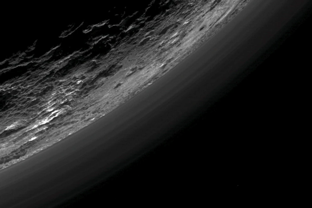 Die Nasa-Raumsonde „New Horizons“ fotografierte Pluto aus der Nähe und lieferte dabei detaillierte Aufnahmen des Zwergplaneten.