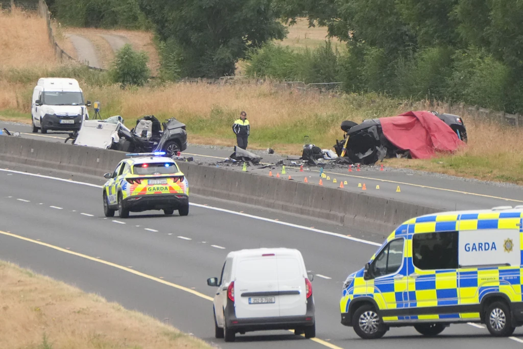 Einsatzkräfte stehen am Unfallort auf der M9 im County Kildare in Irland.