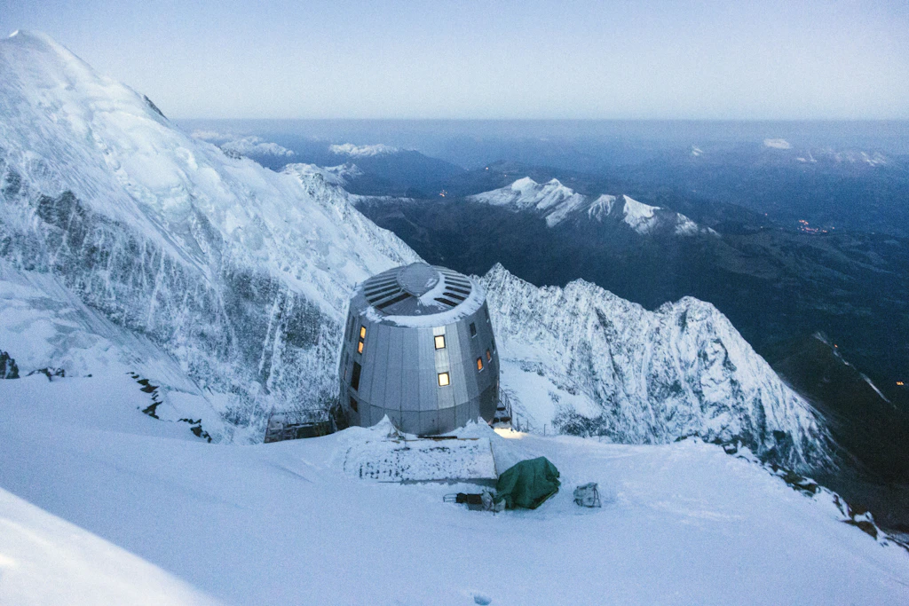Moderne Architektur hoch am Mont Blanc. Das Refuge du Goûter ist eine Schutzhütte französischen Alpenverbands in den Savoyer Alpen auf 3835 m Höhe an der Kante der Aiguille du Goûter.