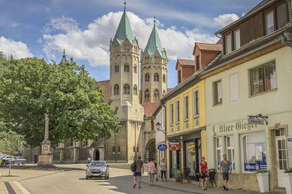 Die Altstadt von Freyburg mit Mittelalter-Flair. Die Kirchstraße und die St. Marien Kirche.