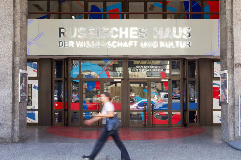 Eine junge Frau geht am Eingang zum Russischen Haus der Wissenschaft und Kultur in der Friedrichstraße vorbei.