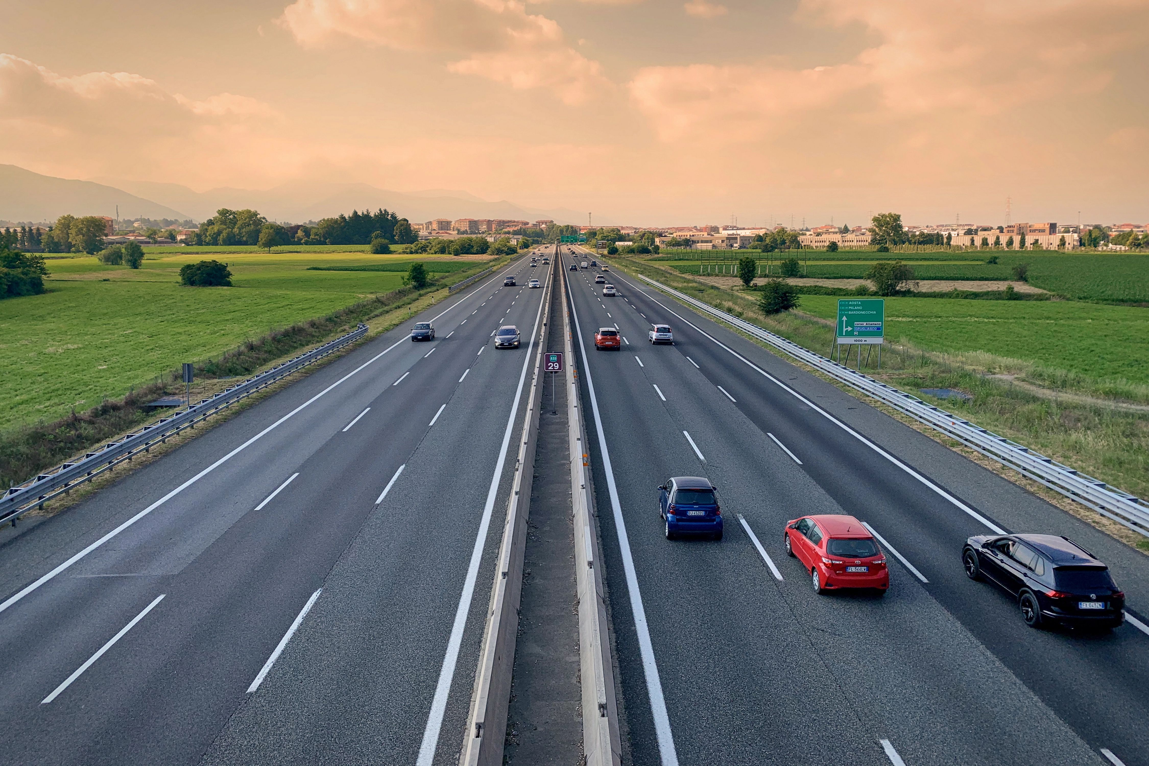 Italien: Familie fährt 100 Kilometer auf der Autobahn – Sohn (31) stirbt unbemerkt auf der Rückbank